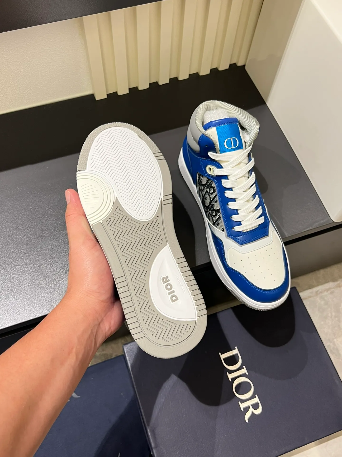 Men's shoes 💰p460 "Dio*" mid-top B27 casual sneakers. This B27 high-top sneaker is a new product in the series and continues Di*r's classic style. Crafted from gray and white smooth calf leather with beige and black Oblique print panels on the sides. The "CD Icon" shaped shoelace eyelets are clever and delicate, and the two-color rubber sole, rear collar and heel are all equipped with the brand's iconic details to enhance the style. Oblique printed straps at the ankle allow for an adjustable fit to complement the overall design. Fashionable and versatile, it can complement any look. Create an exquisite design with unique dynamic vitality and modern atmosphere, presented in low-top and high-top styles. This new must-have shoe adds a new dimension to Dior's archive heritage, embodying modern elegance. Purchase the original version and make it 1:1. If you need top quality, please come to me! Male 38-44!